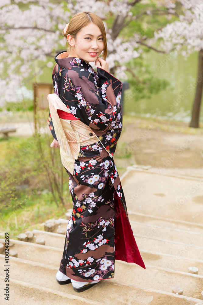 着物を着た女性と桜 全身 着物を着た女性と桜 全身