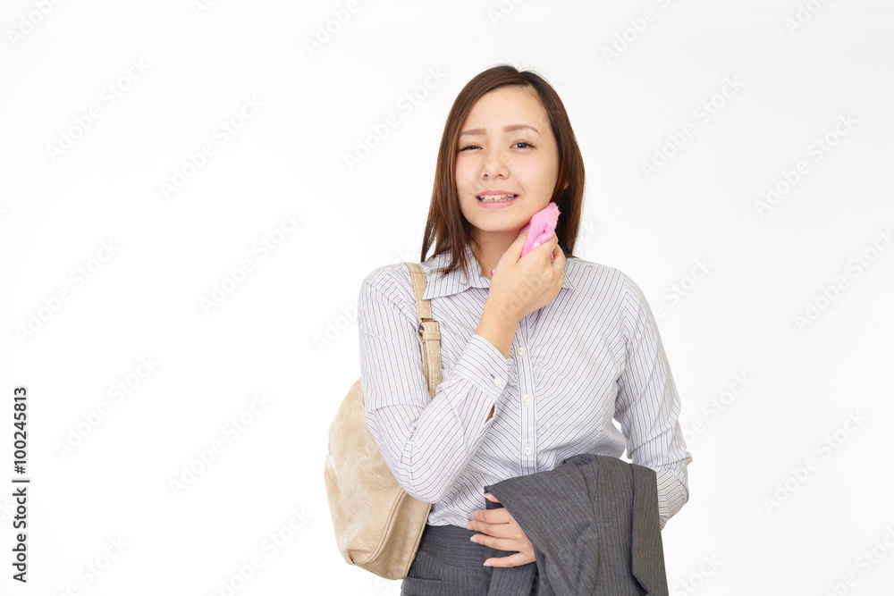 汗を拭く女性 汗を拭く女性