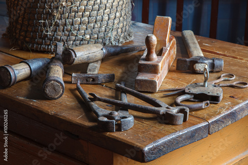 Набор столярных инструментов на деревянном столе