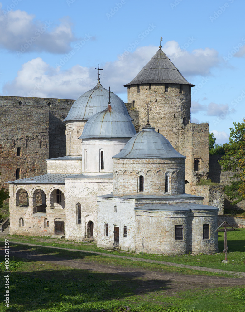 Средневековые храмы на фоне Воротной башни. Ивангородская крепость