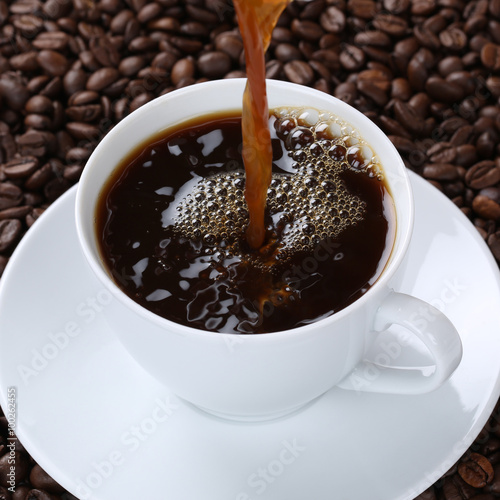 Foto Heißen frischer Kaffee eingießen in Kaffeetasse