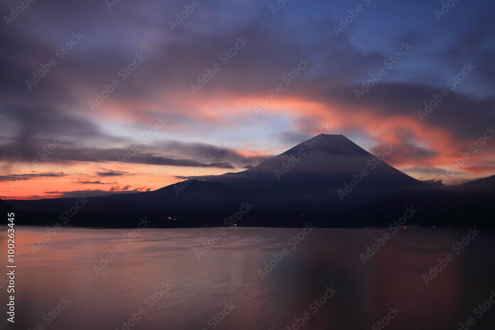 夜明けの本栖湖と富士山