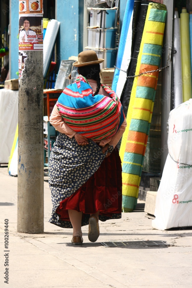 Peruanische Frau mit traditionellem Tragetuch