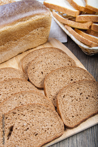 Хлеб на разделочной доске