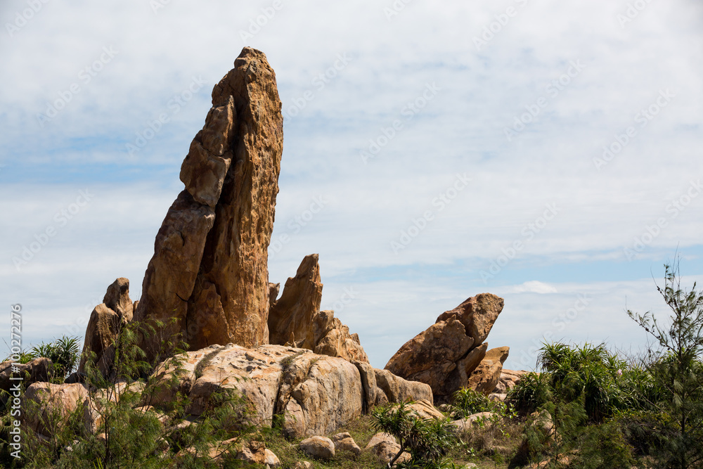 Felsen im Meer bei Ke Ga in Vietnam