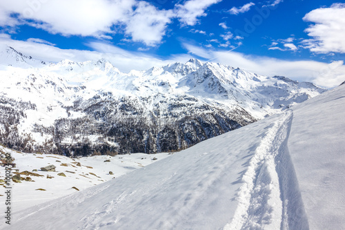 Tracce su neve in montagna © MarcoMonticone