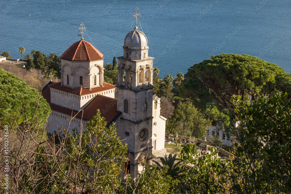 Церковь Св. Анны на побережье Черногории
