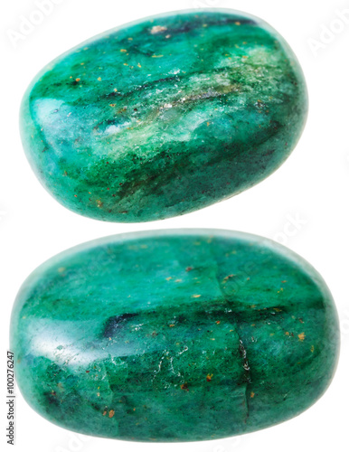 Foto two green beryl gemstone pebbles isolated