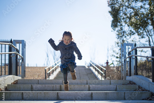 階段を歩く女の子