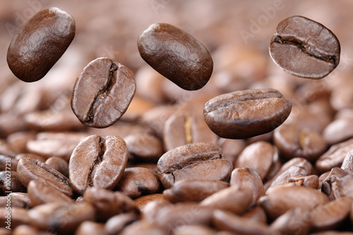 Obraz na plátně Fliegende Kaffeebohnen frischer Kaffee Bohnen fliegen