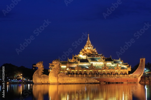 Karaweik Palast von Rangon in Myanmar photo