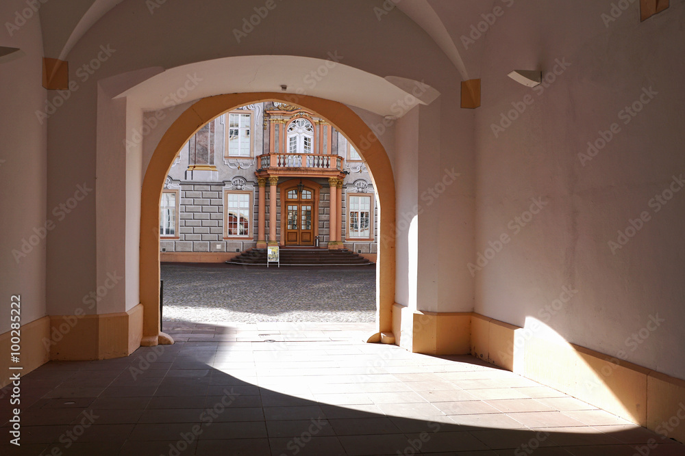 Blick auf Ettlinger Schloss durch einen alten Torbogen, Licht-Schattenspiel