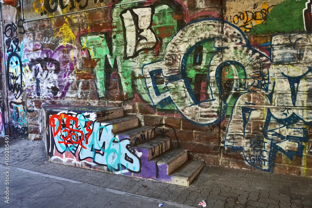 Fototapeta premium Treppe ins Nichts, Wand und Stufen mit Graffiti geschmückt