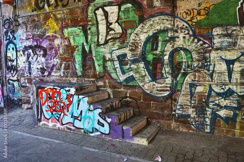 Treppe ins Nichts  Wand und Stufen mit Graffiti geschm  ckt