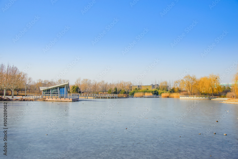 Obraz premium Small house at the frozen lake.