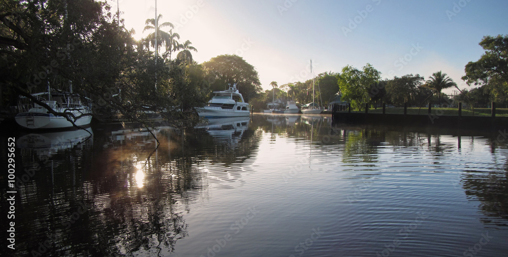 Obraz premium Beautiful scene on Fort Lauderdale's New River on a foggy morning, Florida