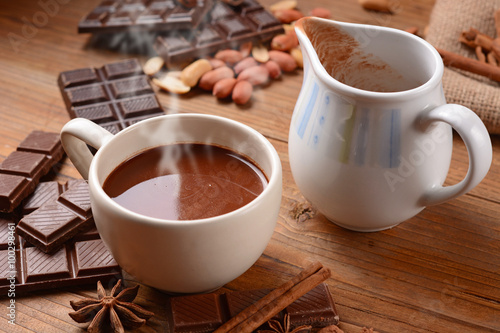 squisita cioccolata calda nella tazza