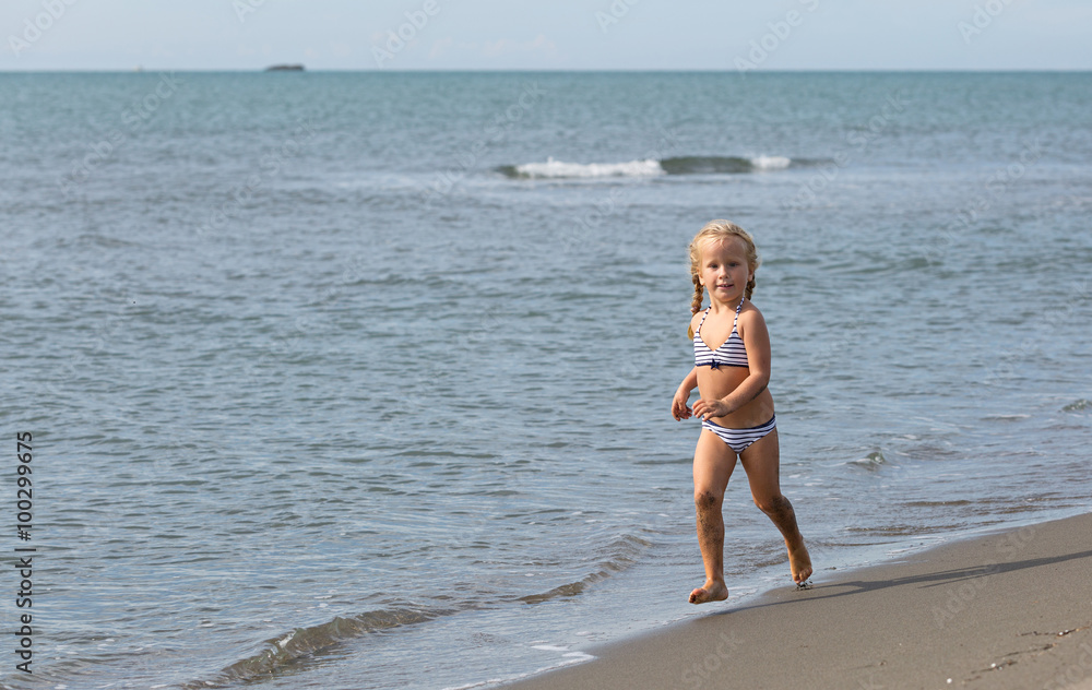 Fototapeta premium Girl runs along the beach