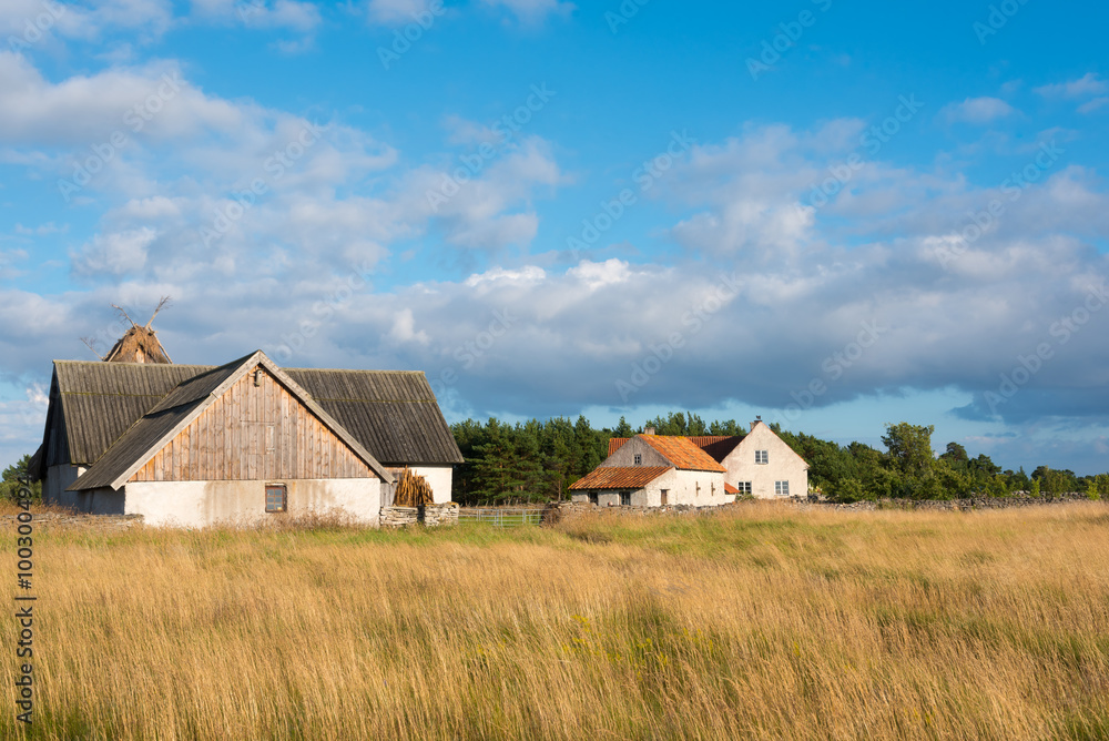Bauernhof mit historischen Gebäuden auf der Insel Fårö, Schweden