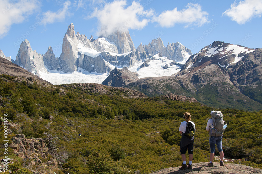 turystki wpatrzone w argentyński szczyt Fitz Roy