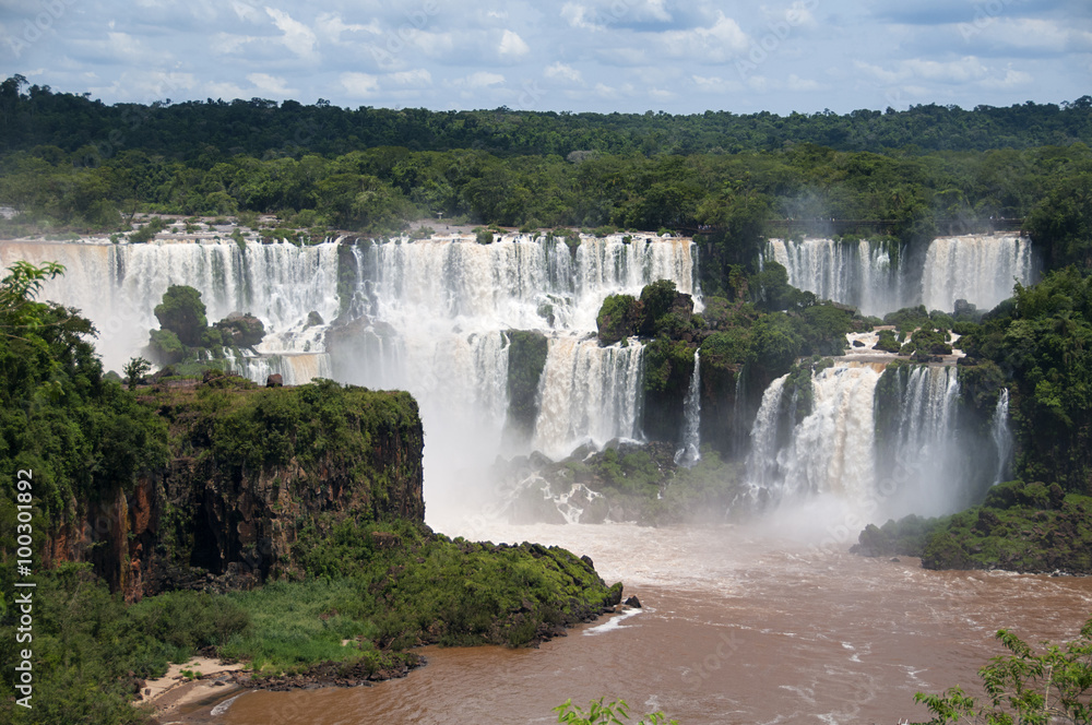 Obraz premium wodospady Iguazú widziane po brazylijskiej stronie