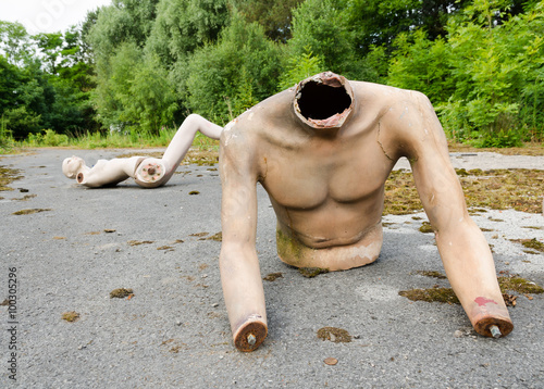 Foto Lancashire, England, 06/08/2013, Abandoned theme park mannequins left to decay