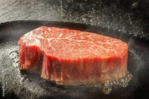 高級和牛ステーキ high-quality Japanese beef steak sizzl
