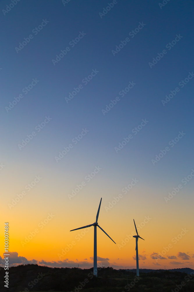 夕焼と風力発電