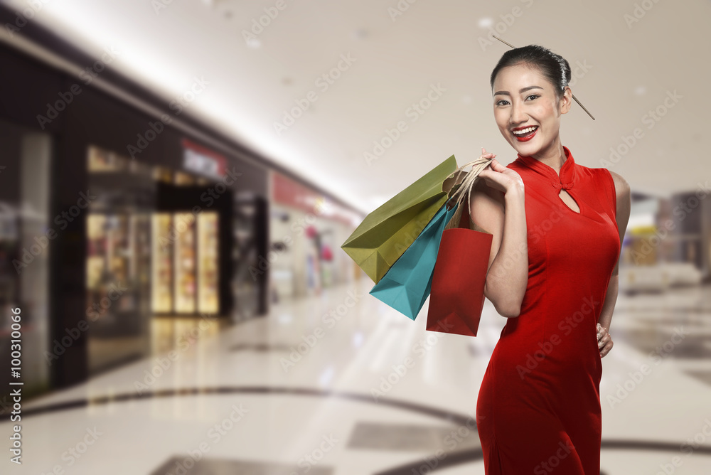 Εκτύπωση καμβά Chinese woman wearing traditional clothes holding shopping bag