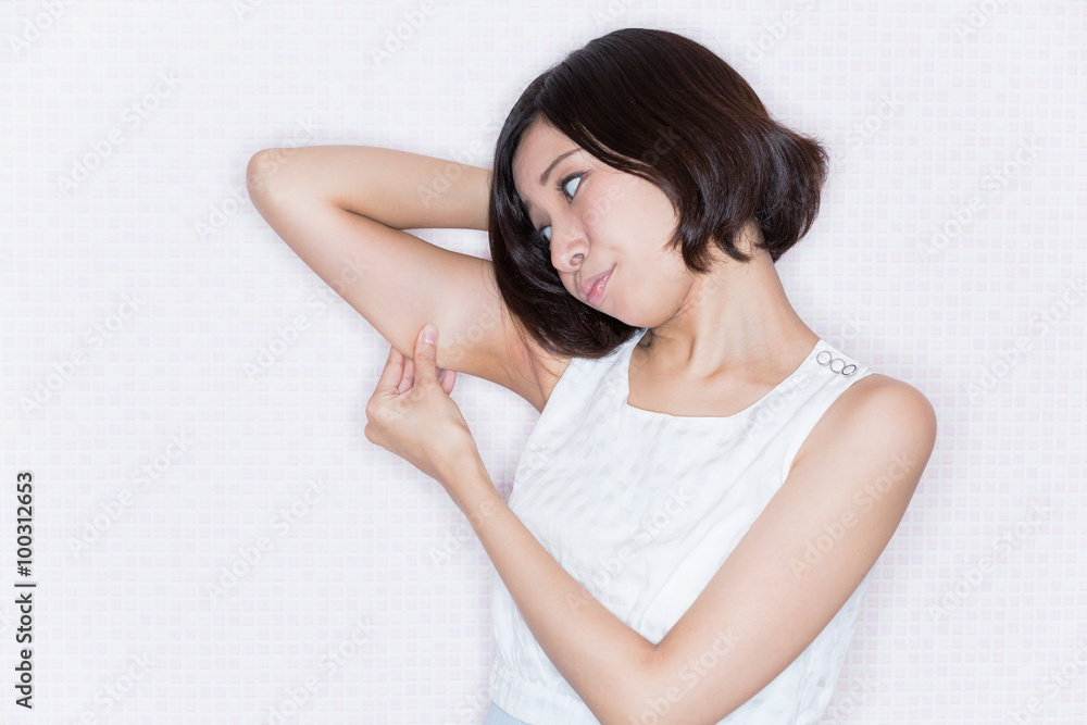 二の腕を気にする女性 二の腕を気にする女性