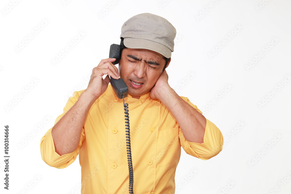 疲れた表情のウェイター