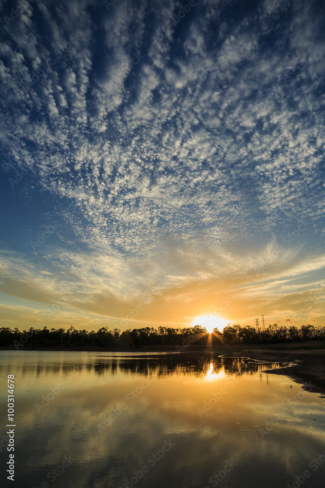 Obraz premium Sunset Reflections with Cloud Patterns.