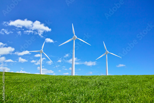 風力発電と草原 © 7maru