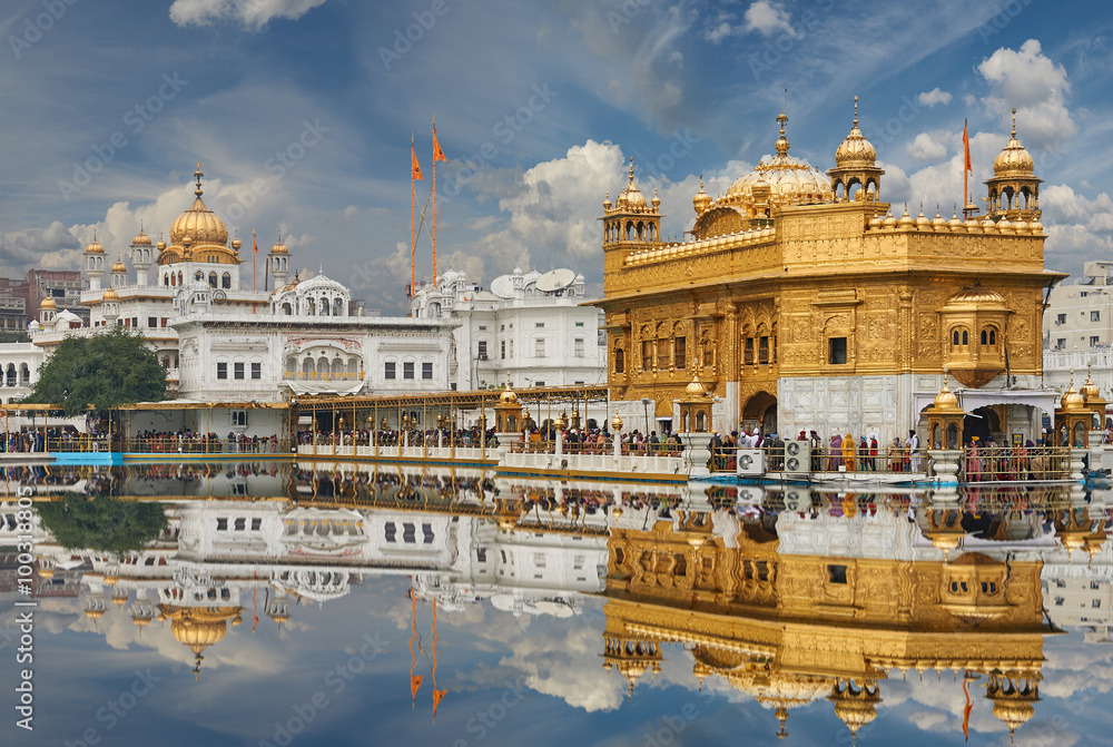 Obraz premium The Golden Temple, located in Amritsar, Punjab, India.
