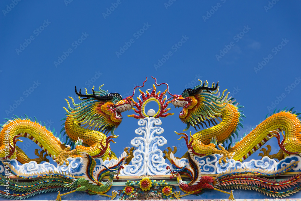 Fototapeta premium The twin Chinese dragon on temple roof in Thailand