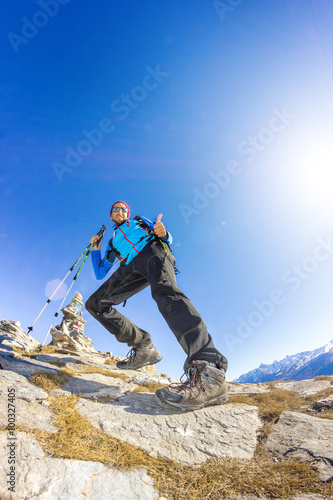 Ragazzo escursionista in montagna