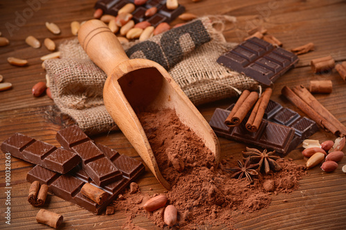 cacao in polvere sul tavolo di legno photo