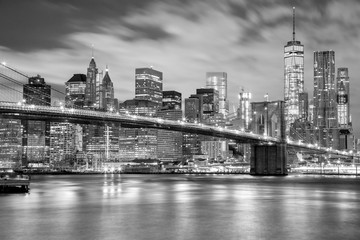 Fototapete New York Manhattan und Brooklyn Bridge monochrom  © Taiga