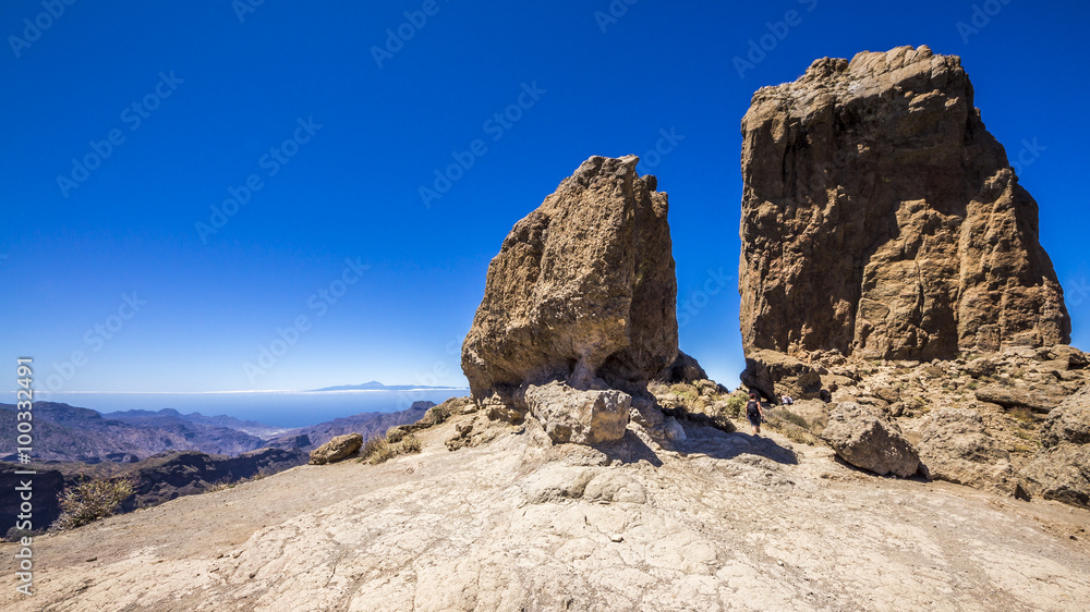 Am Roque Nublo auf Gran Canaria mit Blick auf Teneriffa und dem Teide-Berg