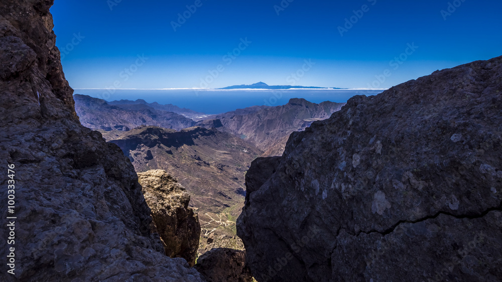 Am Horizont der Teide auf Teneriffa aus Sicht des Roque Nublo auf Gran Canaria Am Horizont der Teide auf Teneriffa aus Sicht des Roque Nublo auf Gran Canaria