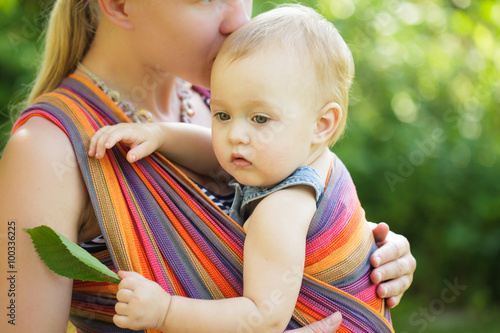 Tableau sur toile Baby in sling