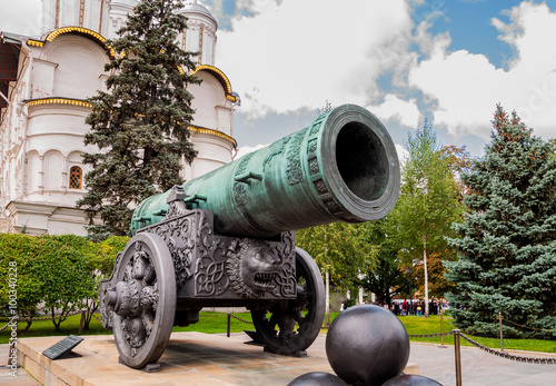 Foto View of Tsar Cannon (King Cannon) in Moscow Kremlin, Russia