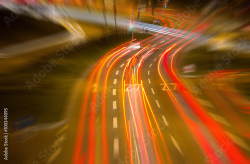 Straße in einer Stadt in der Nacht