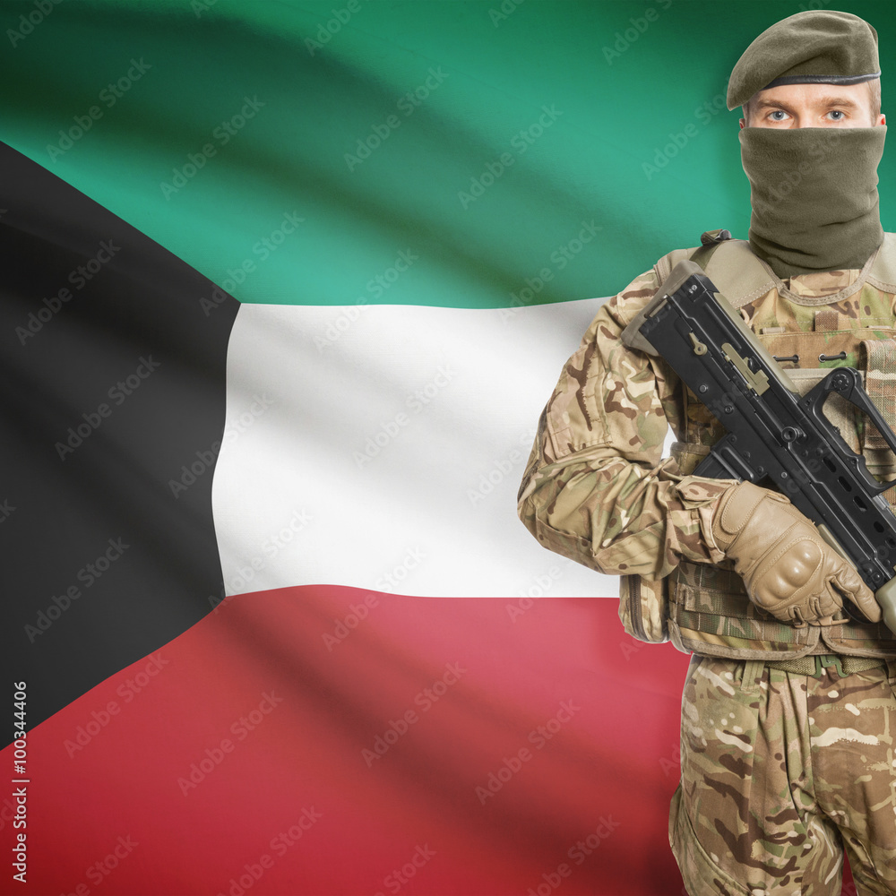 Fototapeta premium Soldier with machine gun and flag on background - Kuwait