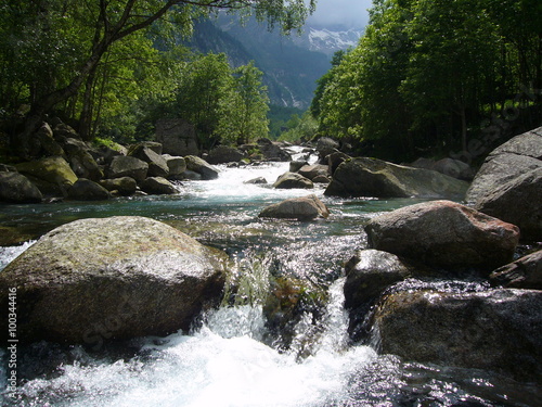 Hochebene mit Gebirgsfluss im Val Caln  gia  Vallemaggia  Tessin