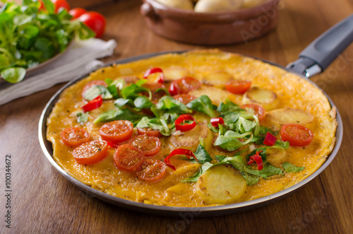 Frittata with tomatoes, herbs and chilli