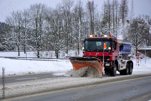 Räumfahrzeug als Schneepflug im Winterdienst auf Strasse