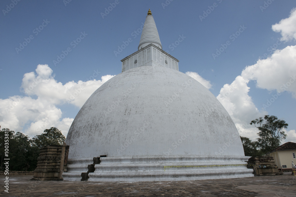 Dagoba blanca en Anuradhapura, Sri Lanka. Dagoba blanca en Anuradhapura, Sri Lanka.