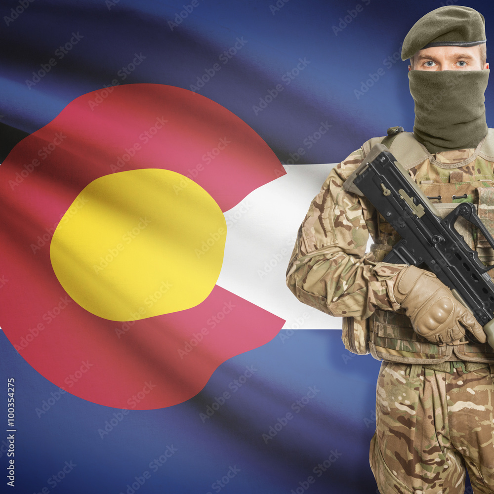 Fototapeta premium Soldier with machine gun and USA state flag on background - Colorado