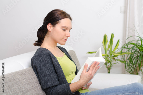 Junge Frau liest ein Buch